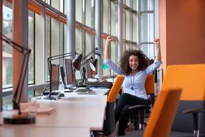 giovane attività commerciale donna a ufficio foto