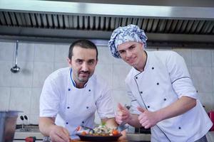 chef prepara il cibo foto