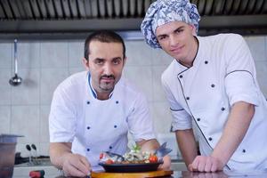 chef prepara il cibo foto