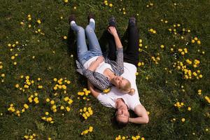 uomo e donna dire bugie su il erba foto