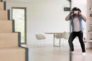 uomo utilizzando vr-headset bicchieri di virtuale la realtà foto