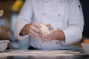 capocuoco mani preparazione Impasto per Pizza foto