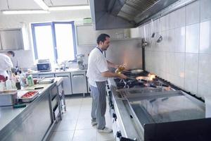 chef prepara il cibo foto