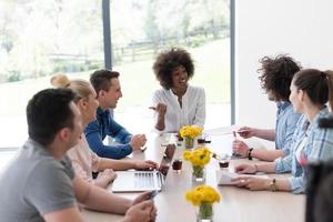 multietnico avviare attività commerciale squadra su incontro foto