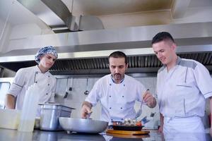 chef prepara il cibo foto