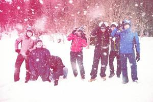 ritratto di gruppo giovane persone nel bellissimo inverno paesaggio foto