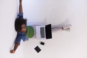 africano americano donna seduta su pavimento con il computer portatile superiore Visualizza foto