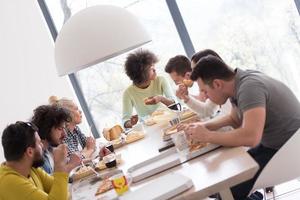 multietnico gruppo di contento amici pranzo tempo foto