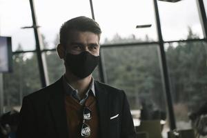 attività commerciale uomo indossare protettivo viso maschera a lusso ufficio foto