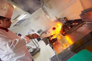 capocuoco nel Hotel cucina preparare cibo con fuoco foto