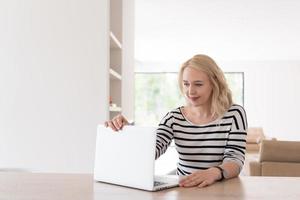 giovane donna con il computer portatile a casa foto