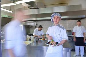 chef prepara il cibo foto