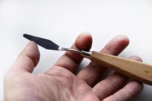 tavolozza coltello no. 4 artistico ferro con un' di legno maniglia su un' bianca sfondo. un dell'artista dipingere attrezzo. foto