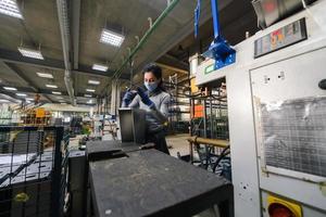 tacchino, 2022 - donna Lavorando nel il metallo industria nel il produzione di nuovo macchine indossa un' viso maschera durante opera dovuto per il coronavirus pandemia foto