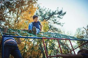 sotto Visualizza di bambini giocando su il terreno di gioco nel il parco. foto