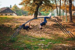 spensierato bambini avendo divertimento su il terreno di gioco a il parco. foto