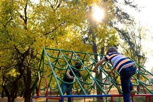 Due ragazzi giocando su il terreno di gioco nel natura. foto