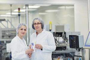 donna lavoratore nel farmacia azienda foto