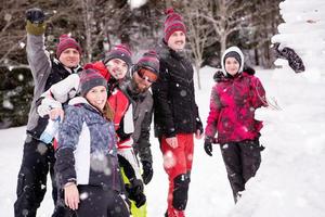 gruppo portait di giovane persone in posa con pupazzo di neve foto