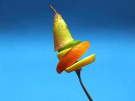 affettato frutta su forchetta foto