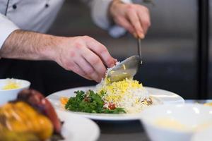 capocuoco mani servendo verdura risotto foto