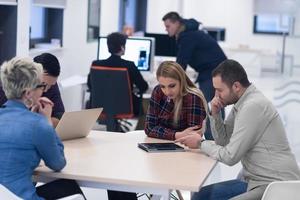 avviare attività commerciale squadra su incontro a moderno ufficio foto