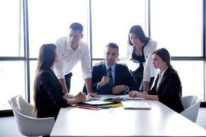 attività commerciale persone gruppo nel un' incontro a ufficio foto