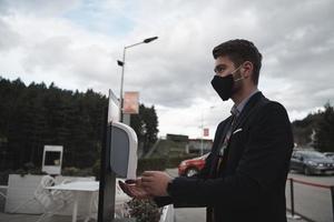 ospite utilizzando mani disinfezione nel ristorante foto