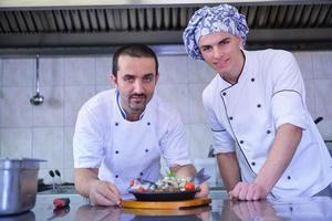 chef prepara il cibo foto