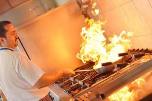 chef prepara il cibo foto