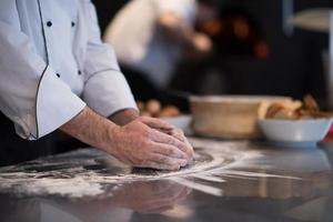 capocuoco mani preparazione Impasto per Pizza foto