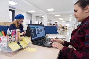 avviare attività commerciale, donna Lavorando su il computer portatile foto