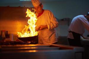 capocuoco nel Hotel cucina preparare cibo con fuoco foto