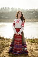 giovane donna in abito originale nazionale bielorusso slavo all'aperto