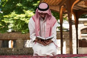 giovane ragazzo musulmano che prega foto