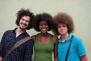 multietnico gruppo di contento tre amici foto