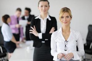 attività commerciale donna in piedi con sua personale nel sfondo foto