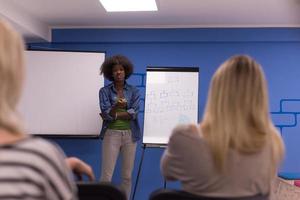 nero donna altoparlante seminario aziendale attività commerciale incontro concetto foto