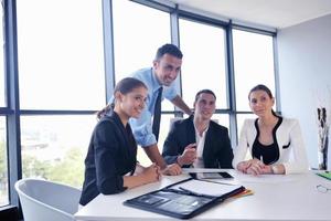 attività commerciale persone gruppo nel un' incontro a ufficio foto