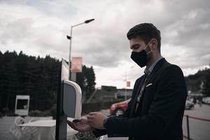 ospite utilizzando mani disinfezione nel ristorante foto