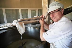 formaggio produzione casaro Lavorando nel fabbrica foto