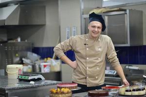 capocuoco preparazione deserto torta nel il cucina foto