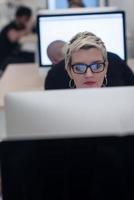 avviare attività commerciale, donna Lavorando su del desktop computer foto