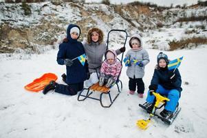 famiglia scandinava con bandiera svedese nel paesaggio svedese invernale. foto