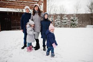 madre attraente con i suoi quattro figli in una giornata invernale. foto