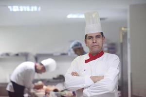 capocuoco nel Hotel cucina preparazione e decorazione cibo foto