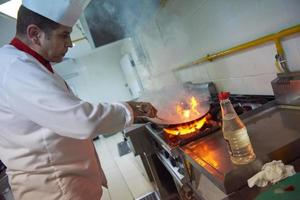 capocuoco nel Hotel cucina preparare cibo con fuoco foto