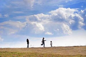 giocando Giochi nel natura foto