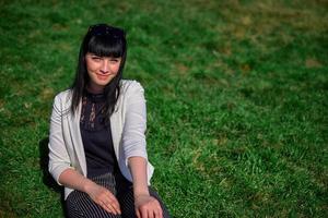 bellissimo giovane ragazza con nero capelli, occhiali da sole. gioventù, felicità, estate soleggiato giorno, ritratto foto