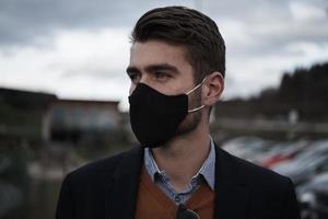 attività commerciale uomo indossare protettivo viso maschera a lusso ufficio foto